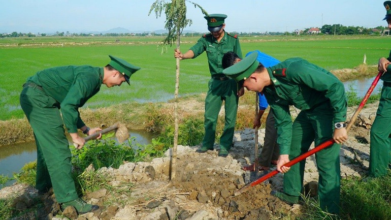 Trồng cây gắn với phong trào “Ngày chủ nhật xanh" 11.jpg