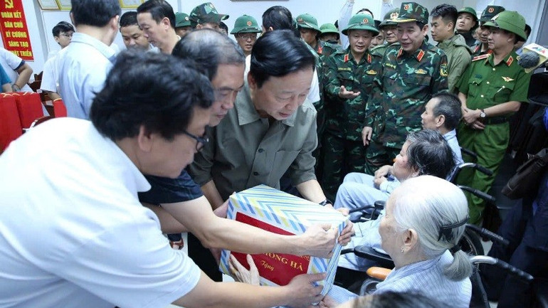 Phó Thủ tướng Trần Hồng Hà tặng quà động viên các bệnh nhân đến điều trị tại Bệnh viện Phục hồi chức năng do lụt bão. 3.jpg