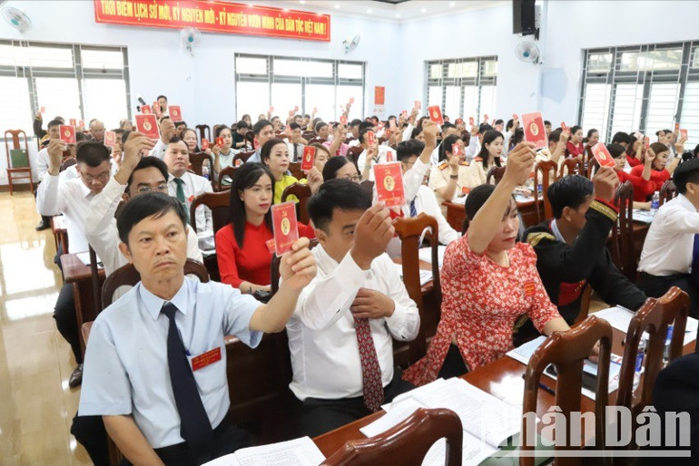 Các đại biểu thông qua nghị quyết Đại hội. img-2045-5378.jpg