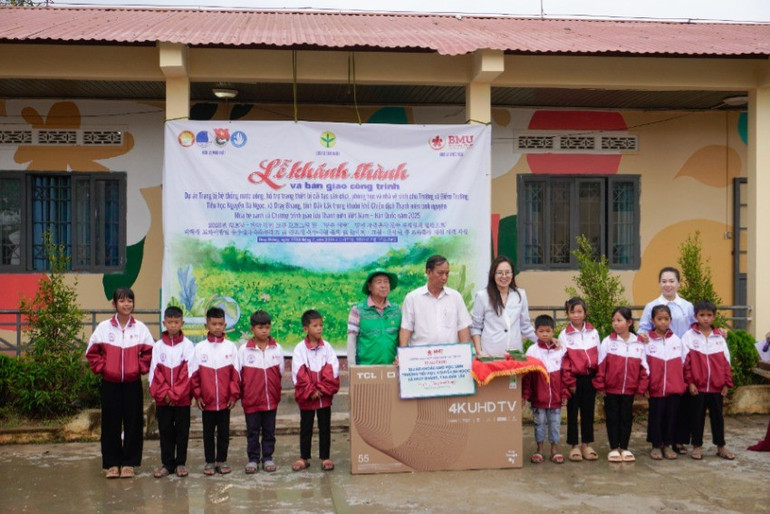 Đại diện Trường đại học Y Dược Buôn Ma Thuột và Hội làng mới tỉnh Jeonbuk, Hàn Quốc trao tặng áo khoác cho 222 học sinh và chiếc ti-vi cho Trường tiểu học Nguyễn Bá Ngọc. img-0559-3678.jpg
