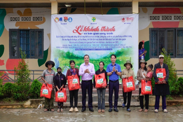Lãnh đạo Tỉnh đoàn Đắk Lắk và xã Dray Bhăng tặng quà cho các gia đình chính sách trên địa bàn. img-0558-3784.jpg