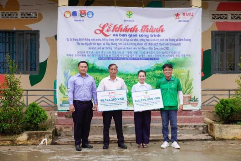 Các đơn vị tài trợ trao kinh phí xây dựng công trình cho lãnh đạo Trường tiểu học Nguyễn Bá Ngọc. img-0560-5608.jpg