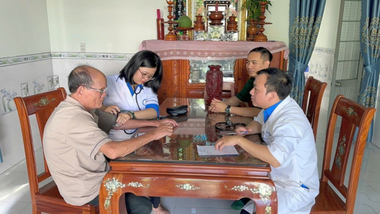 Đồn Biên phòng Xuân Đài phối hợp Trung tâm y tế Sông Cầu đã đến thăm khám bệnh các gia đình chính sách. img-0771-8090.jpg