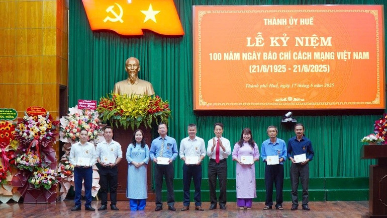 Trao tặng Kỷ niệm chương “Vì sự nghiệp Báo chí Cách mạng Việt Nam” cho 7 hội viên. 3-1505.jpg