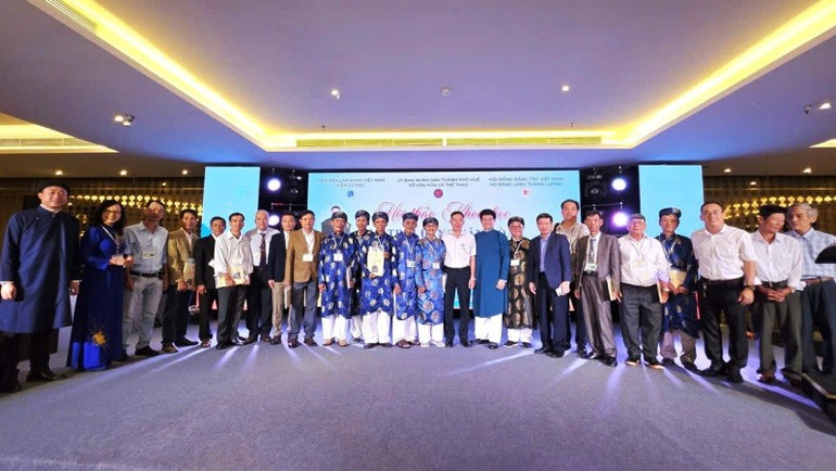 Lãnh đạo các sở, ban, ngành của thành phố Huế, Viện Sử học chụp ảnh lưu niệm cùng các nhà khoa học, nhà nghiên cứu, nhà quản lý và con cháu dòng họ Đặng Việt Nam. 2.jpg