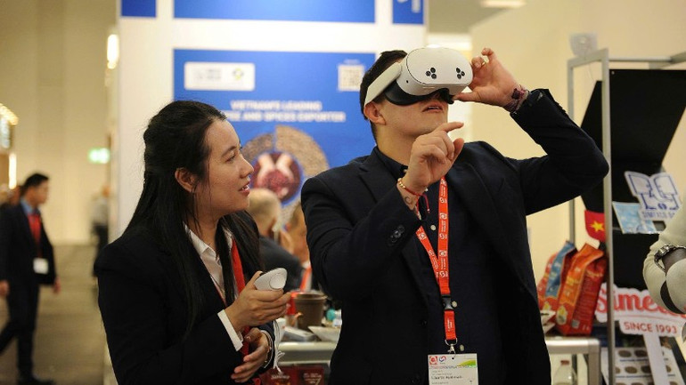 Khách thăm quan rất thích thú khi trải nghiệm VR 360 (thực tế ảo) của Simexco Đắk Lắk tại Hội chợ Quốc tế Anuga 2025 diễn ra tại Đức từ ngày 4 đến 8/10/2025. img-062-5428.jpg