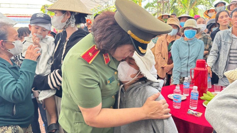 Lãnh đạo Cục Công tác chính trị, Bộ Công an động viên thân nhân Trung tá Nguyễn Đông Cánh. img-0130-1422.jpg