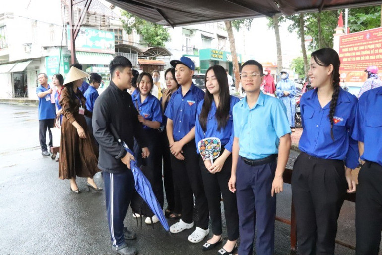 Các tình nguyện viên hướng dẫn, hỗ trợ các thí sinh tại một điểm thi trên địa bàn thành phố Buôn Ma Thuột. img-0613-1605.jpg