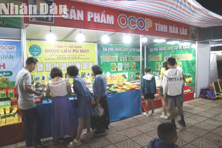 Các gian hàng tại ngày hội trưng bày, giới thiệu sản phẩm hàng hóa phục vụ gia đình, sản phẩm nông nghiệp, đặc sản chất lượng cao, sản phẩm thủ công mỹ nghệ, các sản phẩm OCOP của các vùng miền. img-0675-394.jpg