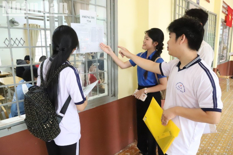 Các thí sinh đến điểm thi kiểm tra phòng thi, danh sách thí sinh. img-0566-3491.jpg