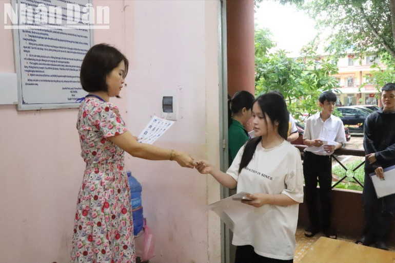 Các thí sinh làm thủ tục vào phòng thi. img-0583-8471.jpg