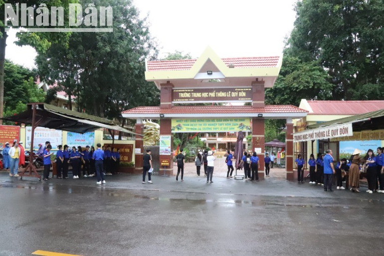 Thời tiết trên địa bàn tỉnh Đắk Lắk có mưa nhỏ vào chiều 25/6 - khi các thí sinh đến các điểm thi làm thủ tục bước vào kỳ thi tốt nghiệp trung học phổ thông năm 2025. img-0621-7757.jpg