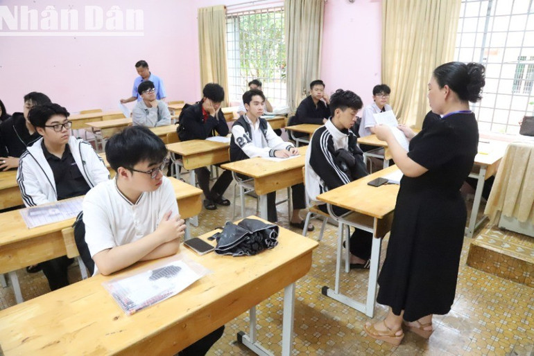 Các thí sinh được cán bộ coi thi phổ biến quy chế kỳ thi. img-0598-4093.jpg