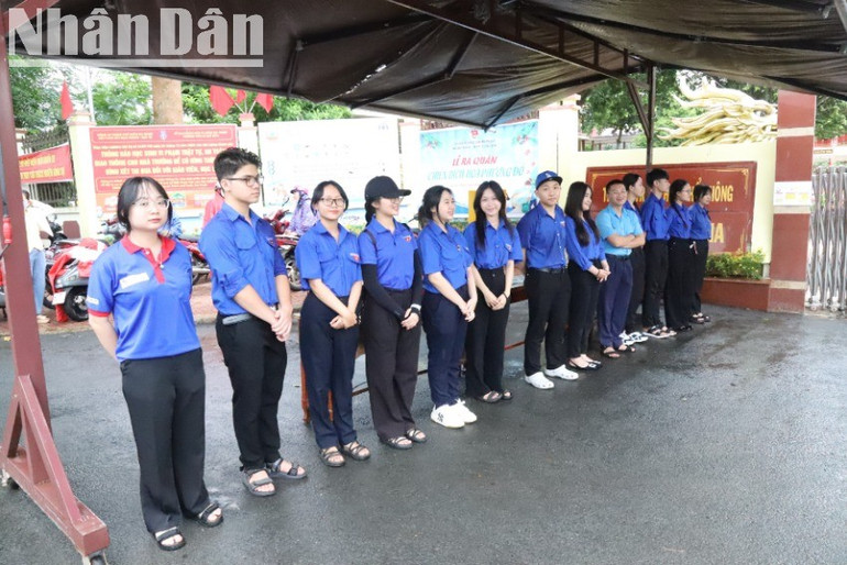 Các tình nguyện viên tham gia Chương trình tiếp sức mùa thi tại điểm thi Trường Trung học phổ thông Lê Quý Đôn, thành phố Buôn Ma Thuột. img-0619-2750.jpg