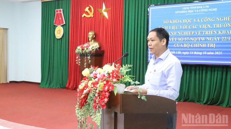 Biträdande direktör för departementet för vetenskap och teknologi i Dak Lak-provinsen, Pham Gia Viet, talade vid mötet. ndo_br_img-6712-732.jpg