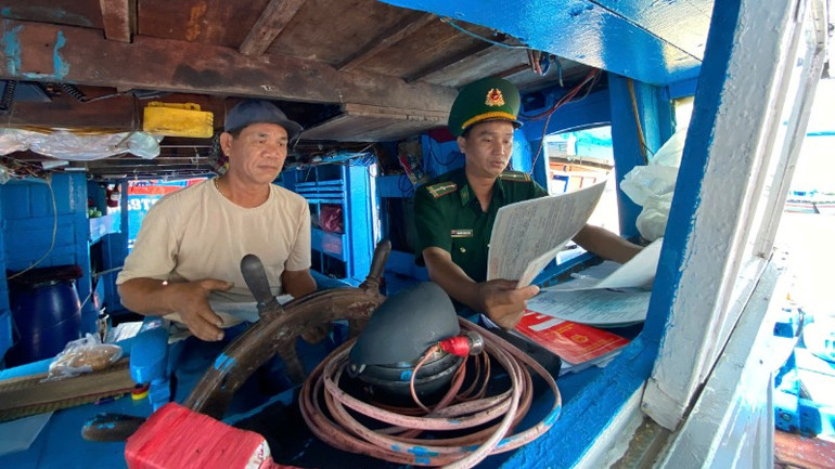 Cán bộ Đồn Biên phòng Tuy Hòa đến từng tàu cá tuyên truyền vận động ký cam kết không vi phạm khai thác vùng biển nước ngoài. img-0712-3163.jpg
