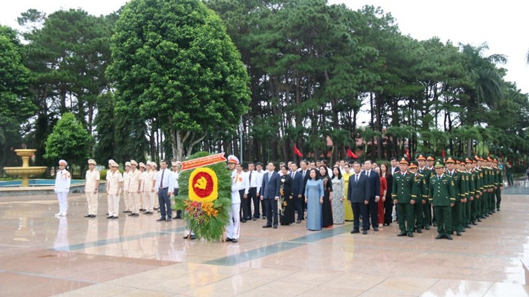 Các đại biểu dâng hoa viếng Nghĩa trang Liệt sĩ tỉnh Đắk Lắk. (Ảnh BÁ LỤC) img-66-7577.jpg