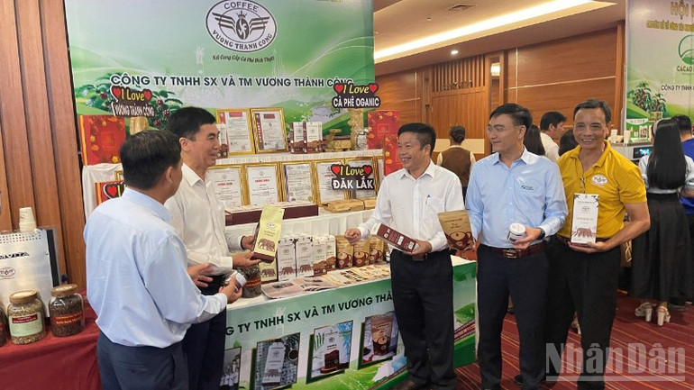 Các đại biểu thăm quan sản phẩm cà-phê sản xuất theo hướng hữu cơ được trưng bày tại hội nghị. ndo_br_img-0367-5048.jpg