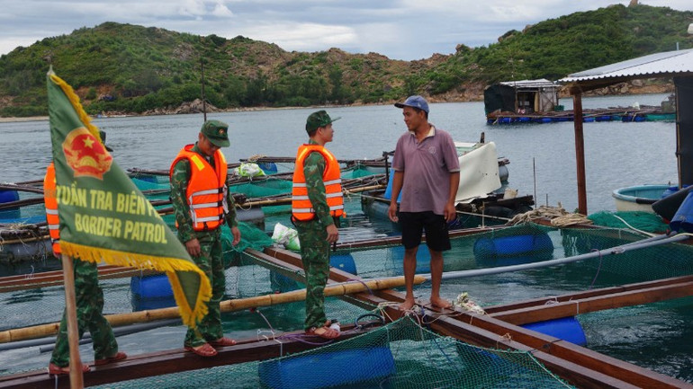 Cán bộ, chiến sĩ Đồn Biên phòng Xuân Hòa hướng dẫn bà con neo đậu, chằng chéo lồng bè an toàn. img-0736-2088.jpg