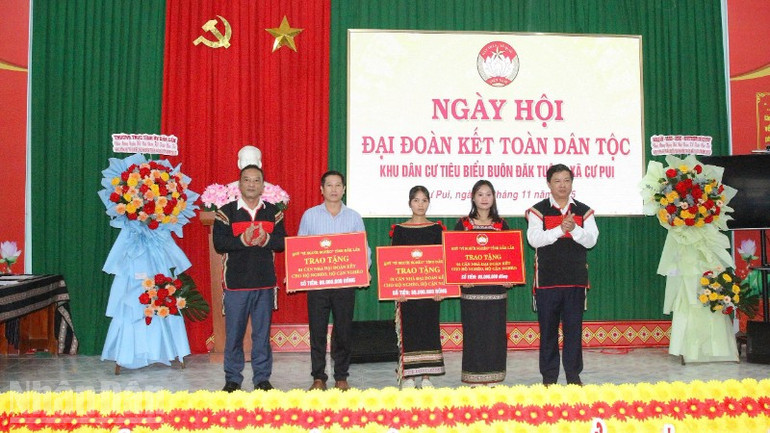 លេខាបក្សខេត្ត Dak Lak លោក Luong Nguyen Minh Triet និងអនុលេខាបក្ស ប្រធានគណៈកម្មាធិការមជ្ឈិមរណសិរ្សមាតុភូមិវៀតណាមខេត្ត Dak Lak លោក Y Giang Gry Nie Knong ប្រគល់ថវិកាសាងសង់ផ្ទះសាមគ្គីចំនួន ៣ ជូនគ្រួសារក្រីក្រនៅភូមិ Dak Tuor។ ndo_bl_img-36-2440.jpg