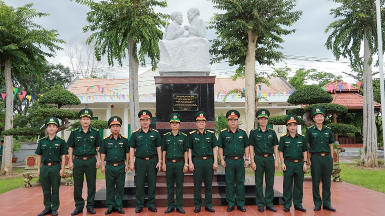 Đoàn công tác của Bộ Tư lệnh Quân khu 5 chụp hình lưu niệm với lãnh đạo, chỉ huy Đồn Biên phòng Ea H'leo. img-0691-5261.jpg