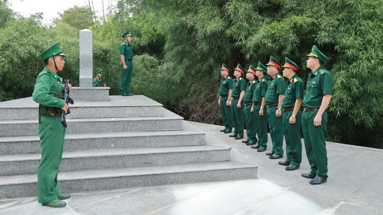 Đoàn công tác của Bộ Tư lệnh Quân khu 5 thăm cột mốc biên giới do Đồn Biên phòng Ea H'leo quản lý. img-0692-6175.jpg