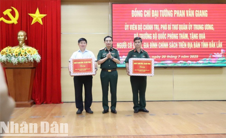 Đại tướng Phan Văn Giang tặng quà cho Hội Cựu chiến binh tỉnh, Đội quy tập K51 thuộc Bộ Chỉ huy Quân sự tỉnh Đắk Lắk. img-1974-612.jpg