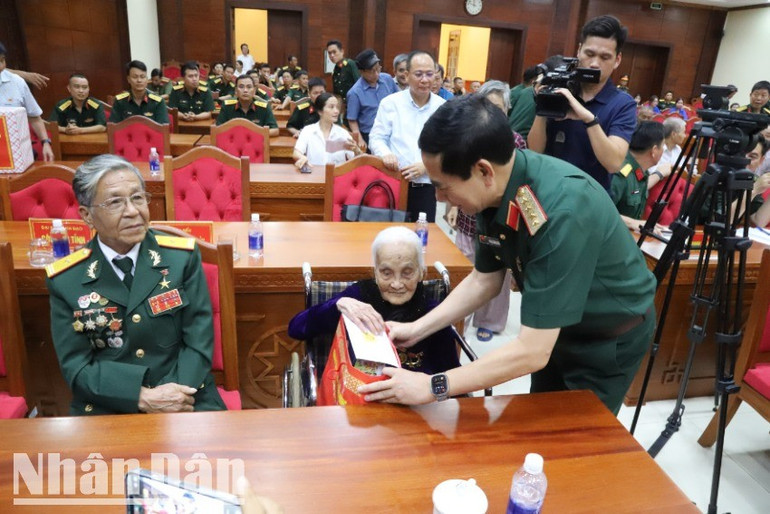 Đại tướng Phan Văn Giang tặng quà cho Mẹ Việt Nam Anh hùng. img-1984-8629.jpg