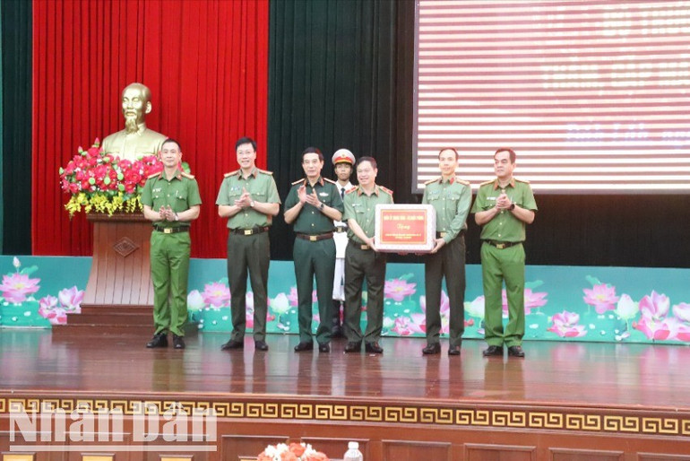 Đại tướng Phan Văn Giang tặng quà cho Công an tỉnh Đắk Lắk. img-1792-66.jpg
