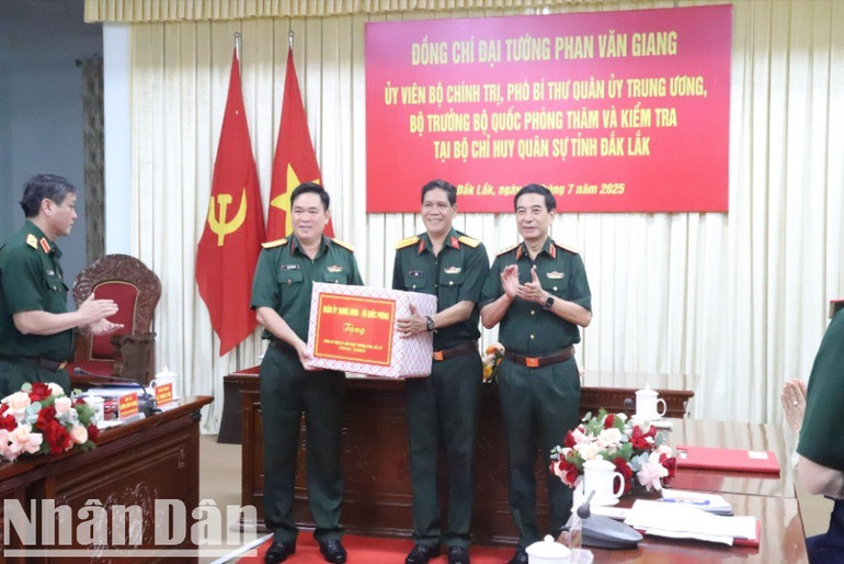 Đại tướng Phan Văn Giang tặng quà cho Bộ Chỉ huy Quân sự tỉnh Đắk Lắk. img-1724-5222.jpg