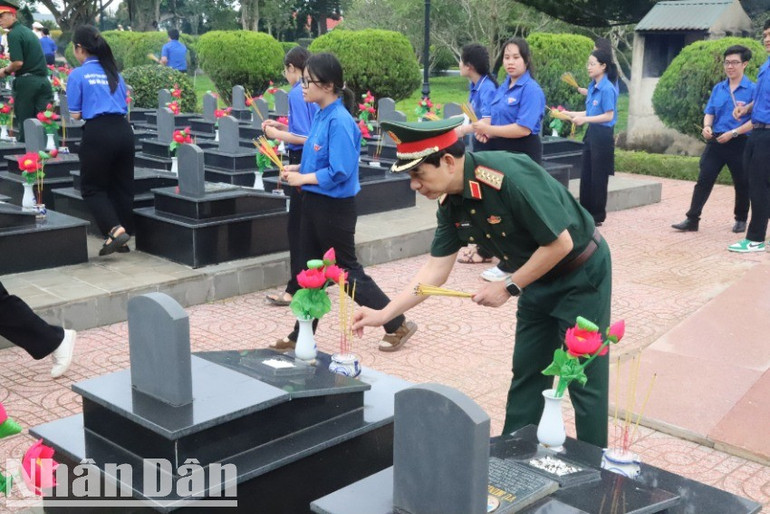 Đại tướng Phan Văn Giang thắp hương tại các phần mộ liệt sĩ tại Nghĩa trang liệt sĩ tỉnh Đắk Lắk. img-1911-7660.jpg