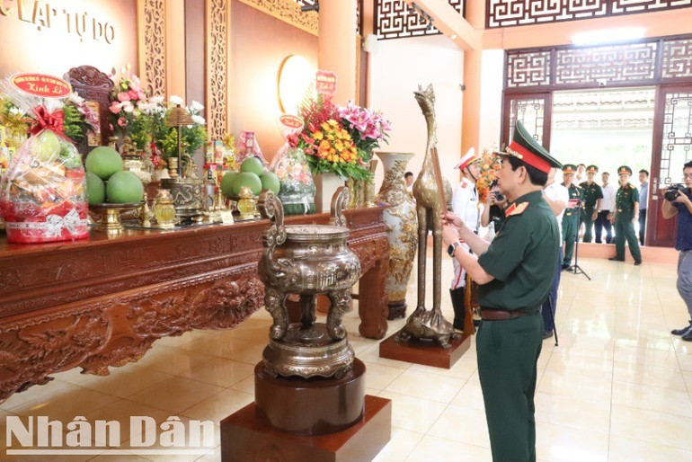 Đại tướng Phan Văn Giang dâng hương tưởng nhớ công ơn to lớn của Chủ tịch Hồ Chí Minh và Đại tướng Võ Nguyên Giáp tại Đền thờ liệt sĩ tỉnh Đắk Lắk. img-1820-5608.jpg