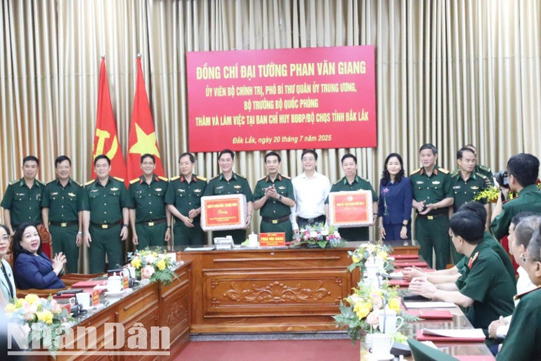 Đại tướng Phan Văn Giang tặng quà cho Ban Chỉ huy Bộ đội Biên phòng tỉnh Đắk Lắk . img-1756-2528.jpg