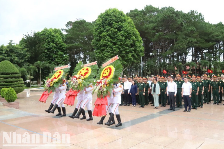 Đại tướng Phan Văn Giang và đoàn công tác đã đến dâng hoa, dâng hương viếng các Anh hùng liệt sĩ tại Nghĩa trang liệt sĩ tỉnh Đắk Lắk. img-1865-7112.jpg