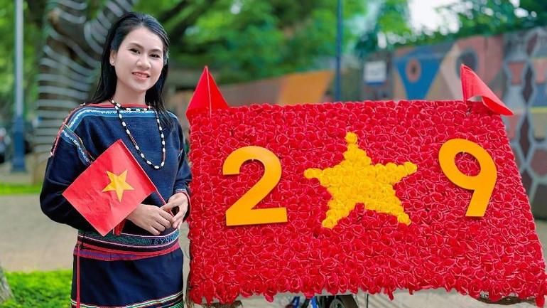 La gente de Dak Lak celebra felizmente el Día Nacional el 2 de septiembre. 125-5071.jpg