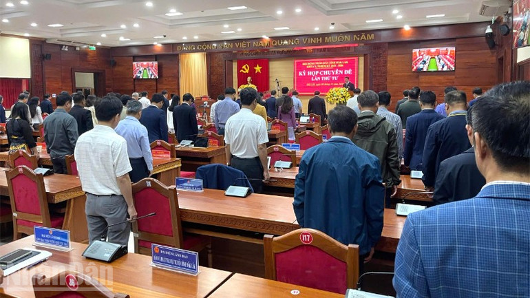 Lãnh đạo tỉnh Đắk Lắk và các đại biểu Hội đồng nhân dân tỉnh đã dành phút mặc niệm tưởng nhớ những người đã tử vong và mất tích trên địa bàn tỉnh trong đợt bão, lũ lịch sử vào những ngày cuối tháng 11 vừa qua.