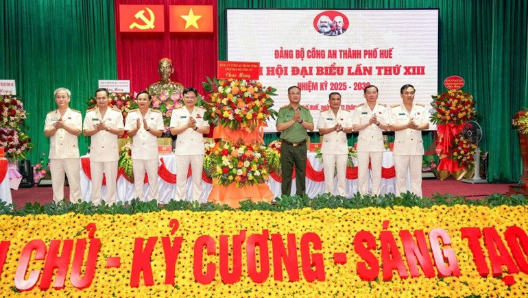 Lãnh đạo Bộ Công an chúc mừng Đại hội Đảng bộ Công an TP Huế nhiệm kỳ 2025 - 2030. 4.jpg