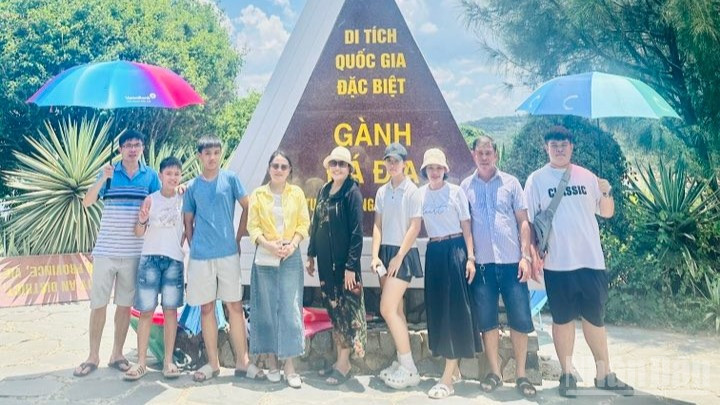 Los turistas visitan la reliquia nacional especial Ganh Da Dia en el este de Dak Lak. ndo_br_128-2613.jpg