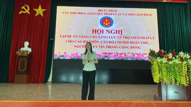 Đồng chí Lê Thị Thu Hà, Chánh Văn phòng Cục Phổ biến, giáo dục pháp luật và Trợ giúp pháp lý truyền đạt các nội dung tại Hội nghị tập huấn xã Liên Sơn Lắk. img-7185-9434.jpg