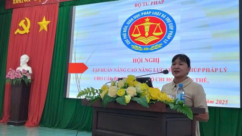Bà Nguyễn Thị Thanh Nhung, Phó Chủ tịch Thường trực Ủy ban nhân dân xã Ea Súp, tỉnh Đắk Lắk phát biểu tại Hội nghị. img-7186-4770.jpg