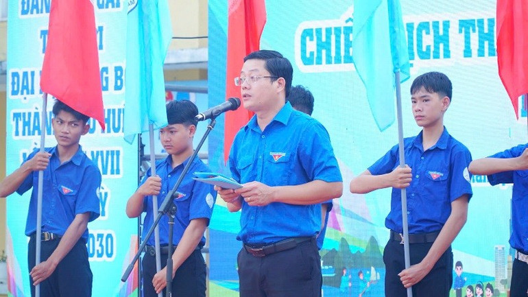 Bí thư Thành đoàn Huế Nguyễn Thanh Hoài phát biểu tại lễ ra quân. 2.jpg