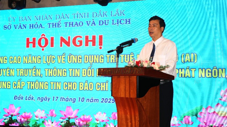 Giám đốc Sở Văn hóa, Thể thao và Du lịch tỉnh Đắk Lắk Trần Hồng Tiến phát biểu khai mạc hội nghị. img-0301-1209.jpg
