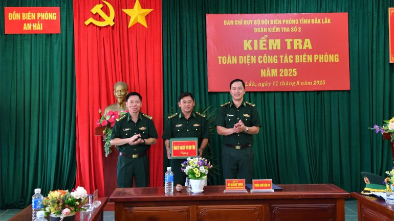 Đoàn công tác tặng quà cán bộ, chiến sĩ Đồn Biên phòng An Hải. img-0751-1259.jpg