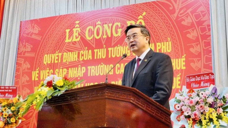 សាស្ត្រាចារ្យបណ្ឌិត Nguyen Vu Quoc Huy នាយកសកលវិទ្យាល័យវេជ្ជសាស្ត្រ និងឱសថ Hue ថ្លែងសុន្ទរកថាទទួលភារកិច្ច។ 4-5829.jpg