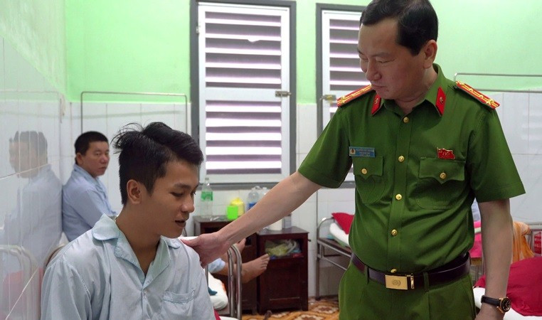 Đại tá Nguyễn Viết Hoàng đã ân cần thăm hỏi, biểu dương tinh thần quả cảm, hết lòng vì nhân dân phục vụ của Trung sĩ Phan Lương Hải. 5.jpg