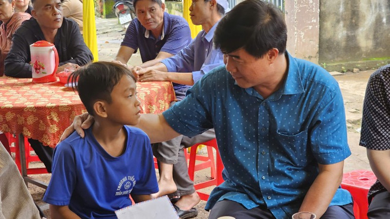 Phó Chủ tịch Ủy ban nhân dân tỉnh Đắk Lắk Nguyễn Thiên Văn biểu dương tinh thần dũng, cảm cứu người đối với cháu T.C.K. img-59-1470.jpg