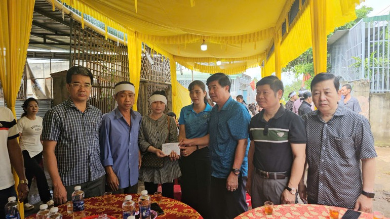 Phó Chủ tịch Ủy ban nhân dân tỉnh Đắk Lắk Nguyễn Thiên Văn trao số tiền hỗ trợ 50 triệu đồng của Ủy ban nhân dân tỉnh để lo tang lễ và chi phí điều trị cho một nạn nhân bị thương đang được điều trị tại bệnh viện. img-61-1645.jpg