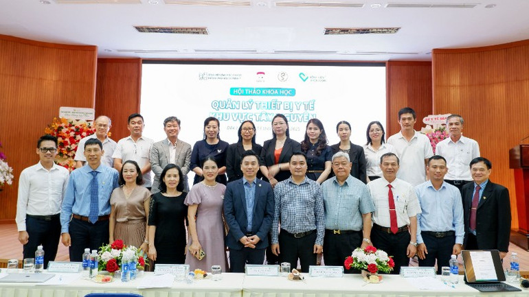 Các báo cáo viên và đại biểu tham gia hội thảo. ht-tbyt-139-2-1394.jpg
