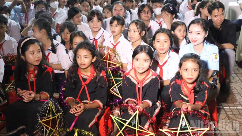 Trẻ em các dân tộc trên địa bàn tỉnh luôn được chăm sóc và tạo điều kiện phát triển toàn diện. ndo_br_img-4150-717.jpg
