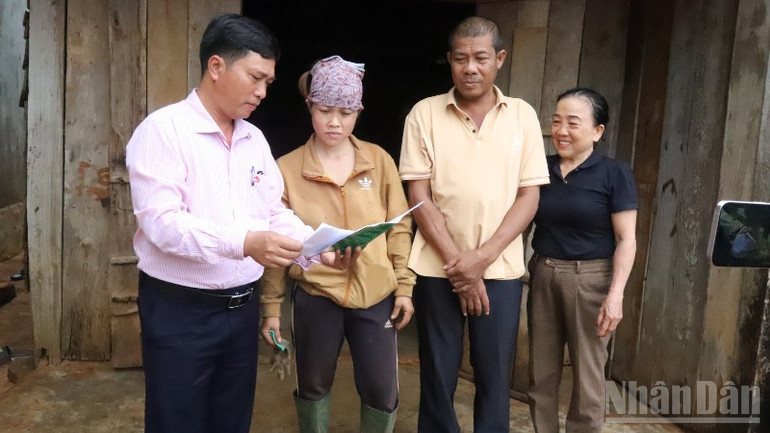 Cán bộ Ngân hàng chính sách xã hội Cư M'gar xuống tận cơ sở hướng dẫn người dân sử dụng hiệu quả nguồn vốn vay ưu đãi. ndo_br_img-9649-7976.jpg
